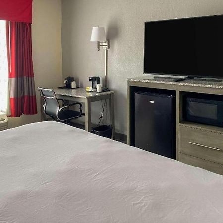 Clarion Pointe - Greensboro Coliseum Area מראה חיצוני תמונה